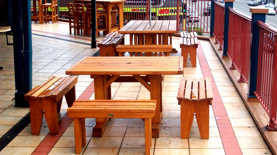 bbq_table_and_4_stools.jpg